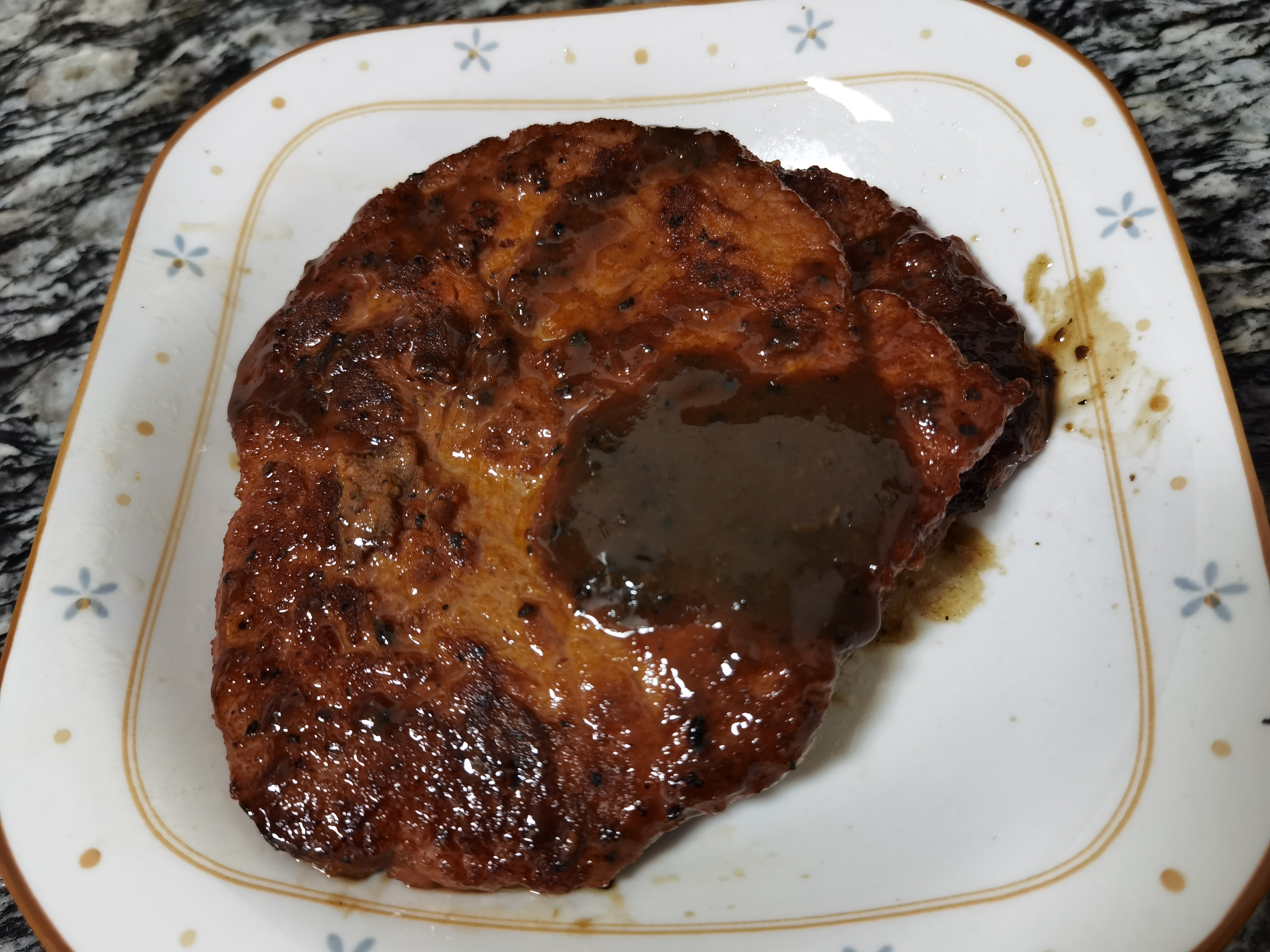 白色盘里盛装的香煎牛排素材