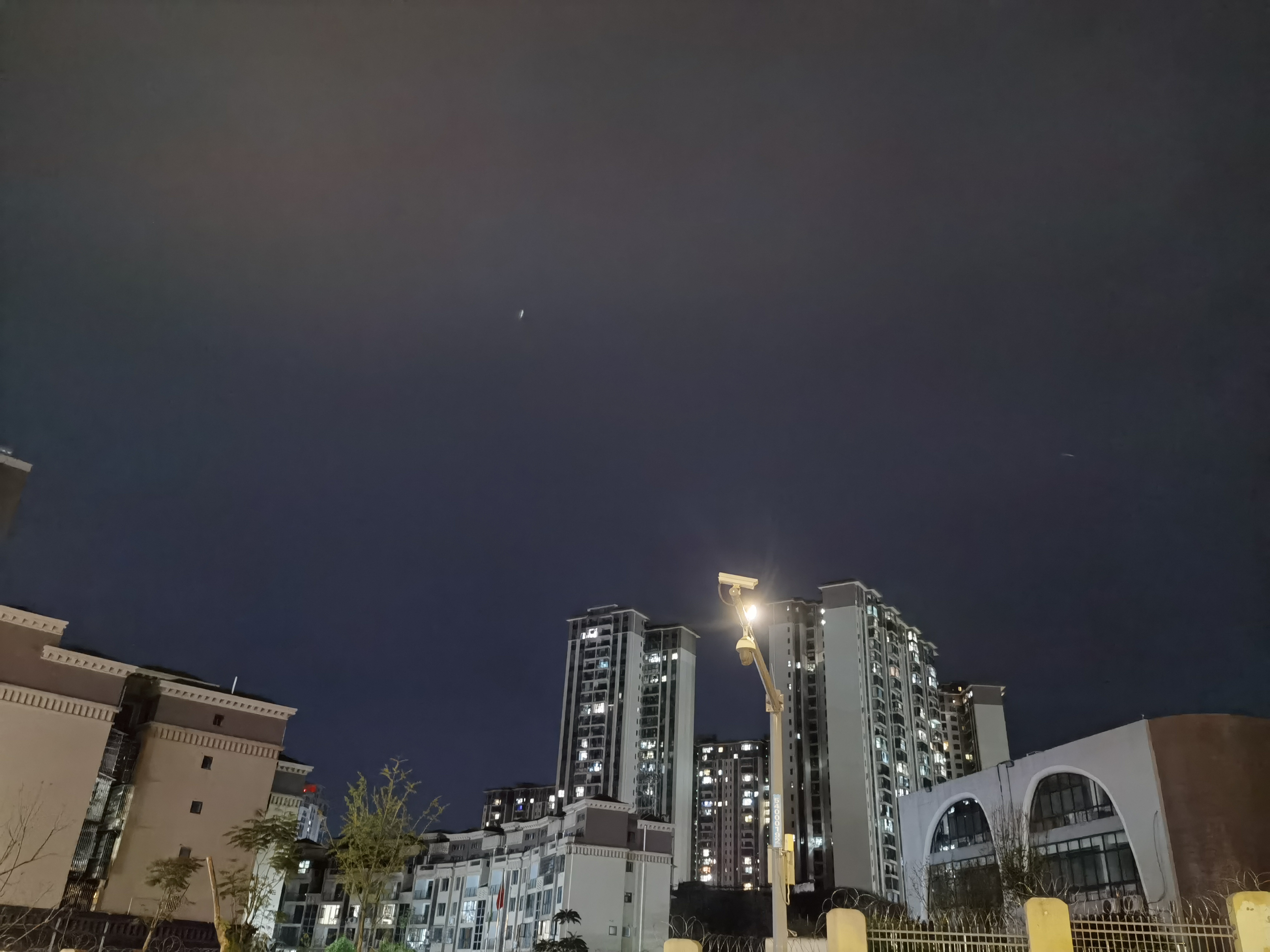 夜幕下的城市建筑素材