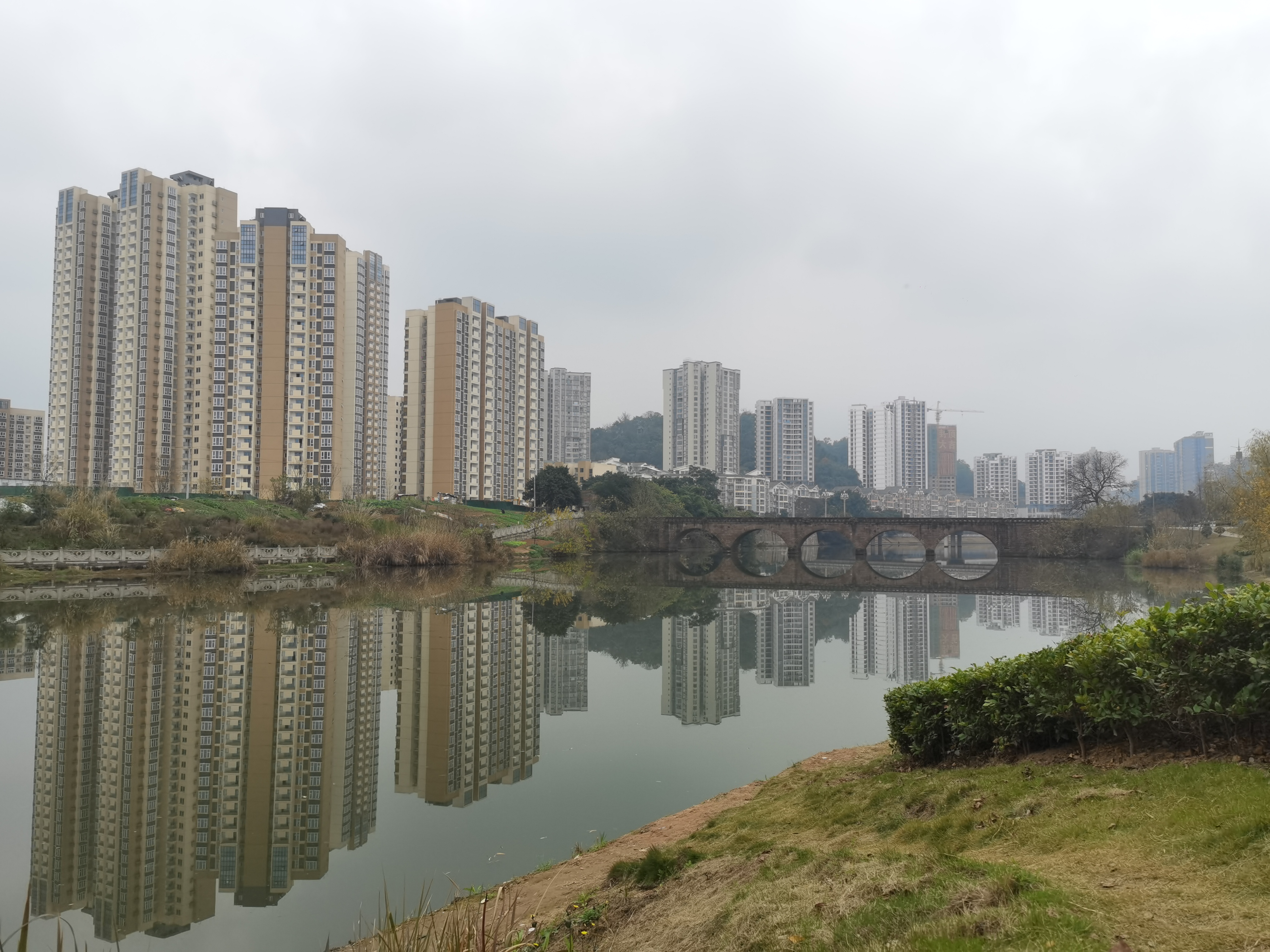 休闲舒适城市河畔风光素材