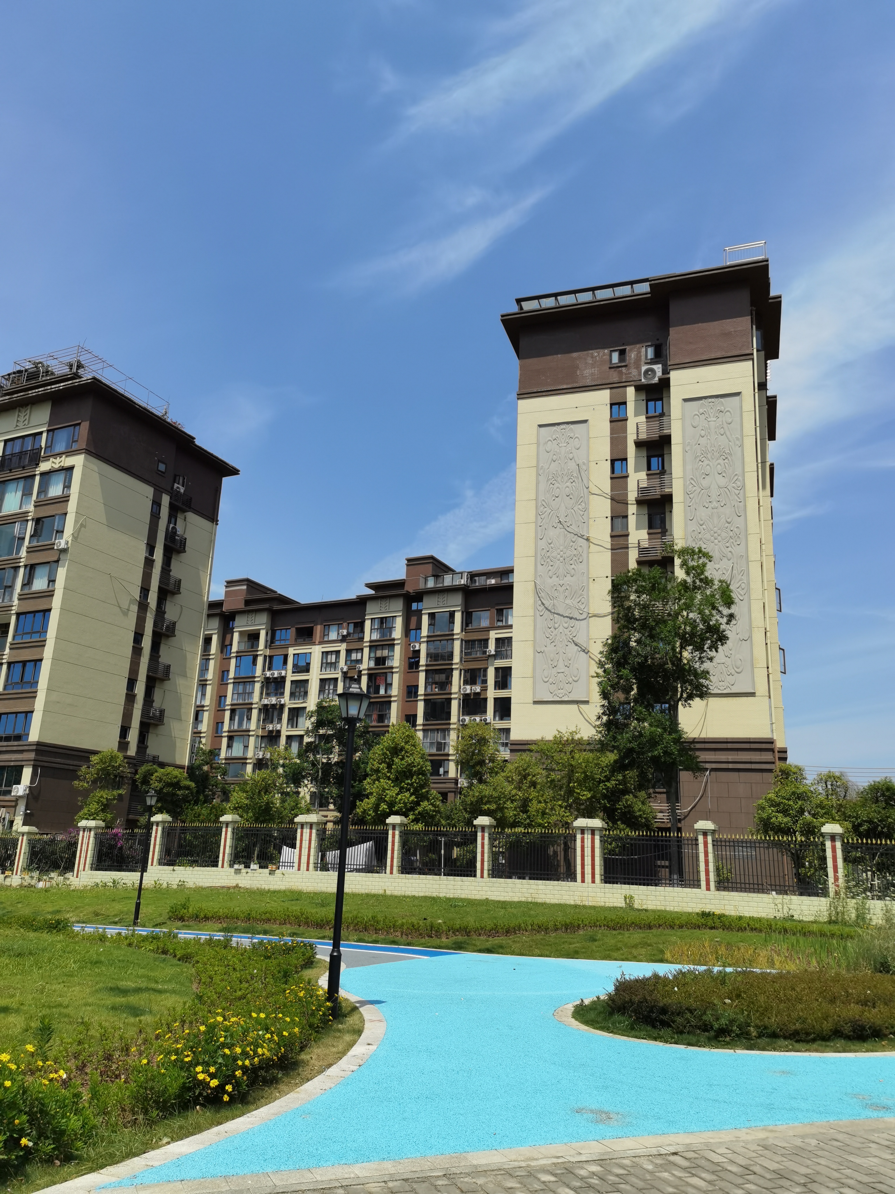 蓝天下的城市多层建筑素材