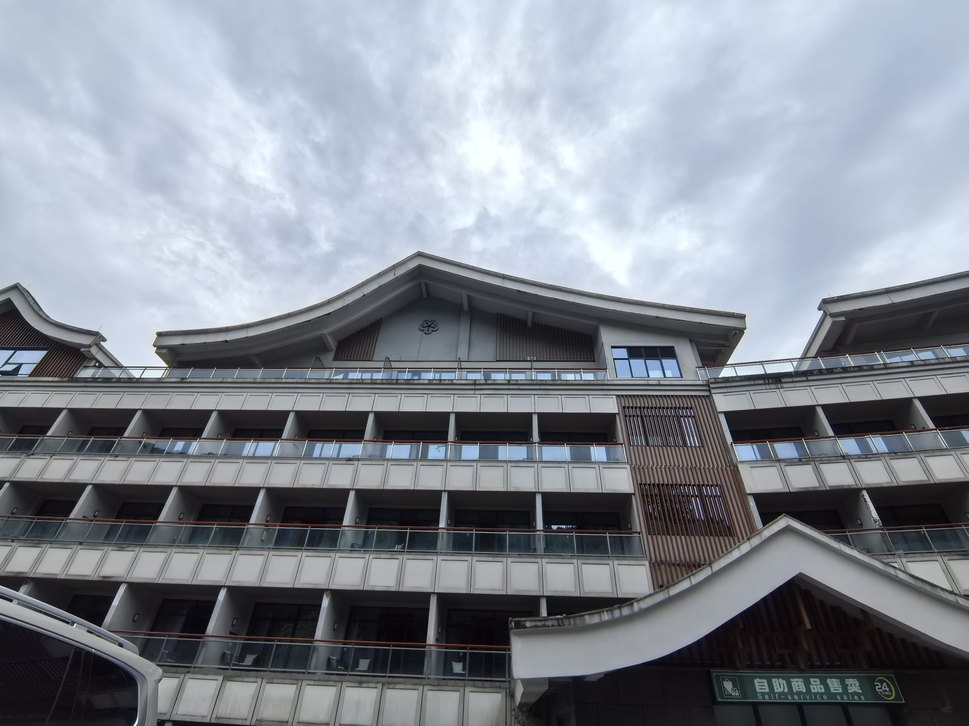 仰拍新中式建筑屋顶素材