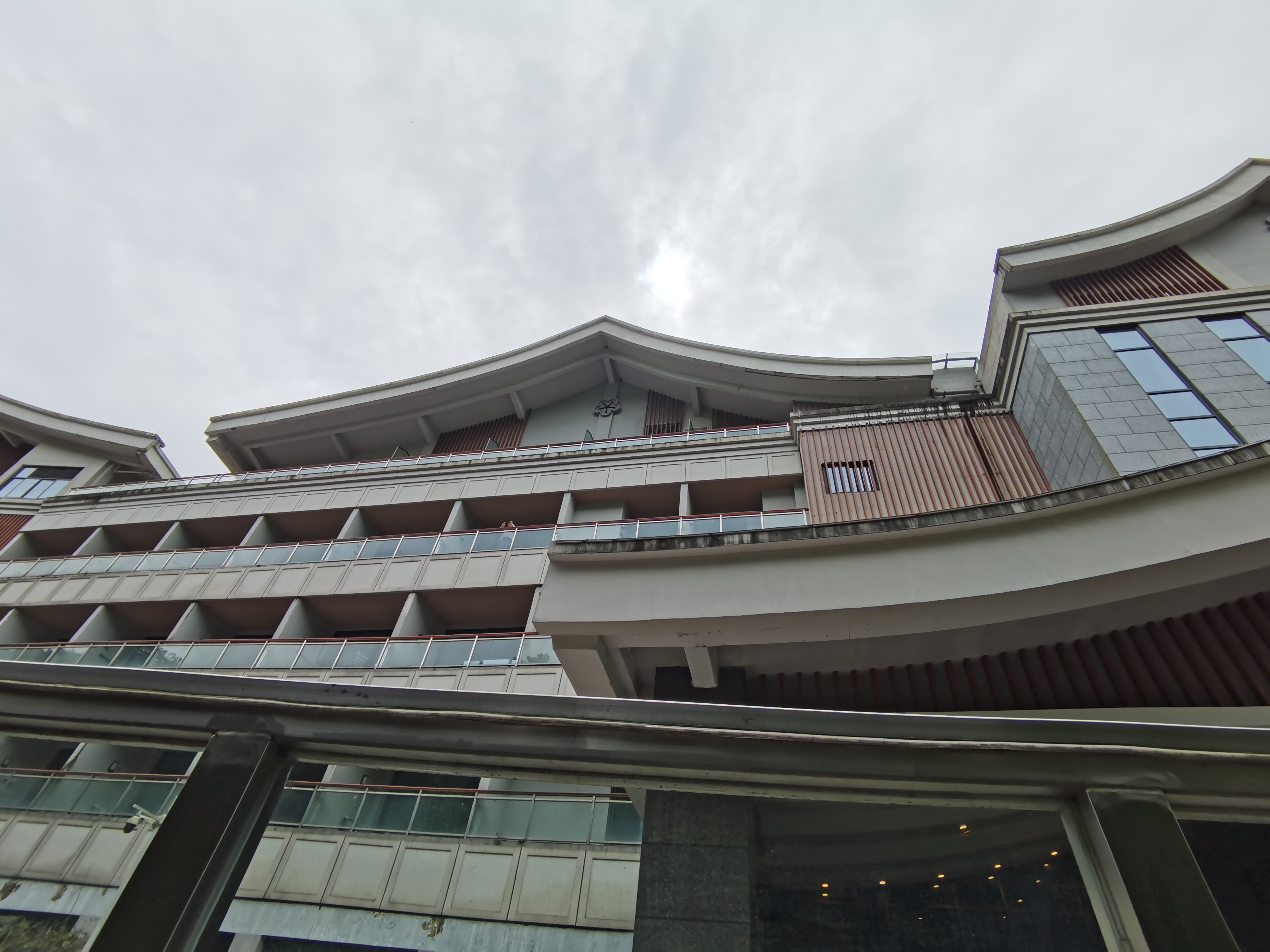 仰拍新中式建筑屋顶素材
