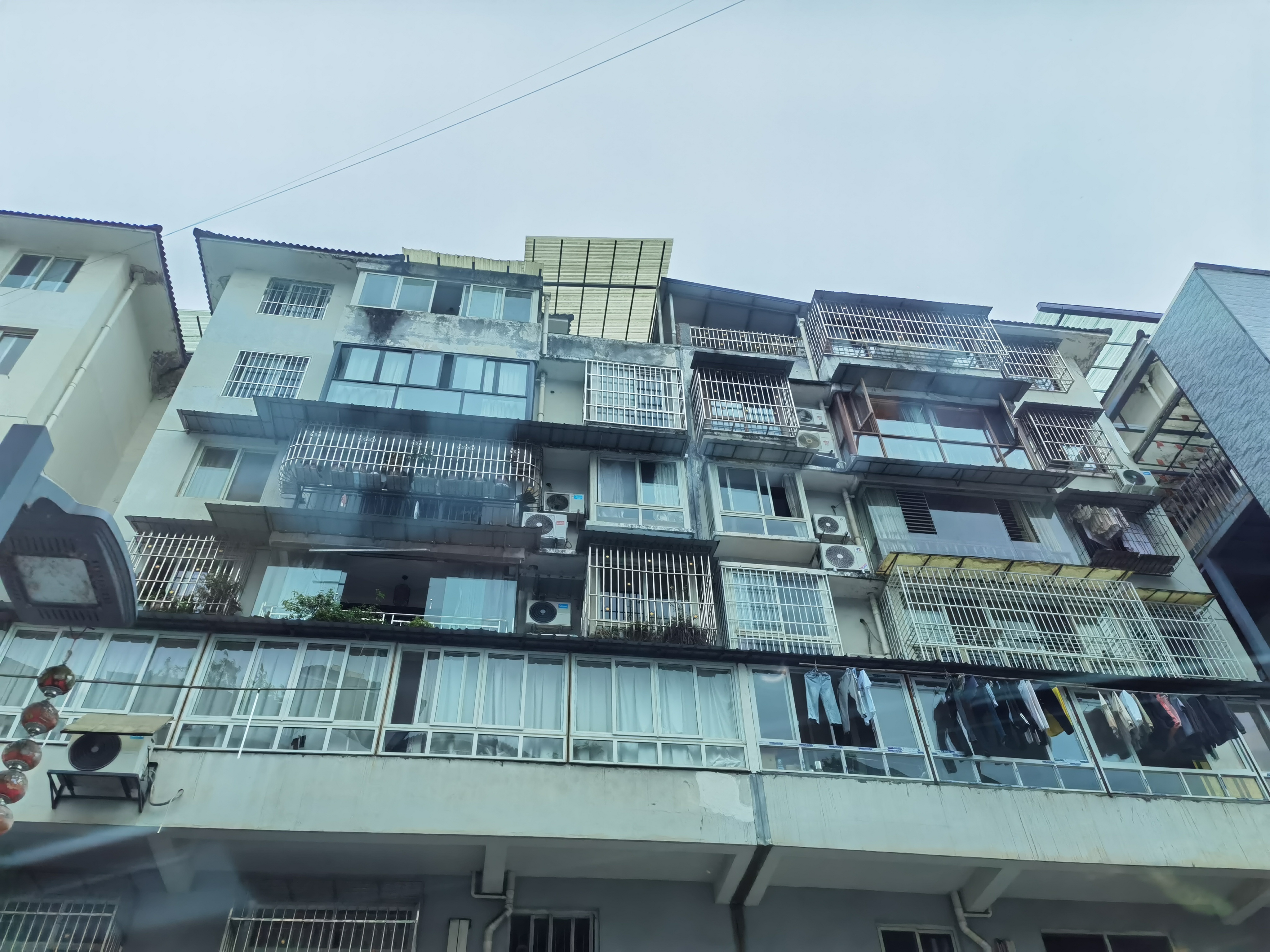 仰拍建筑与清新天空素材