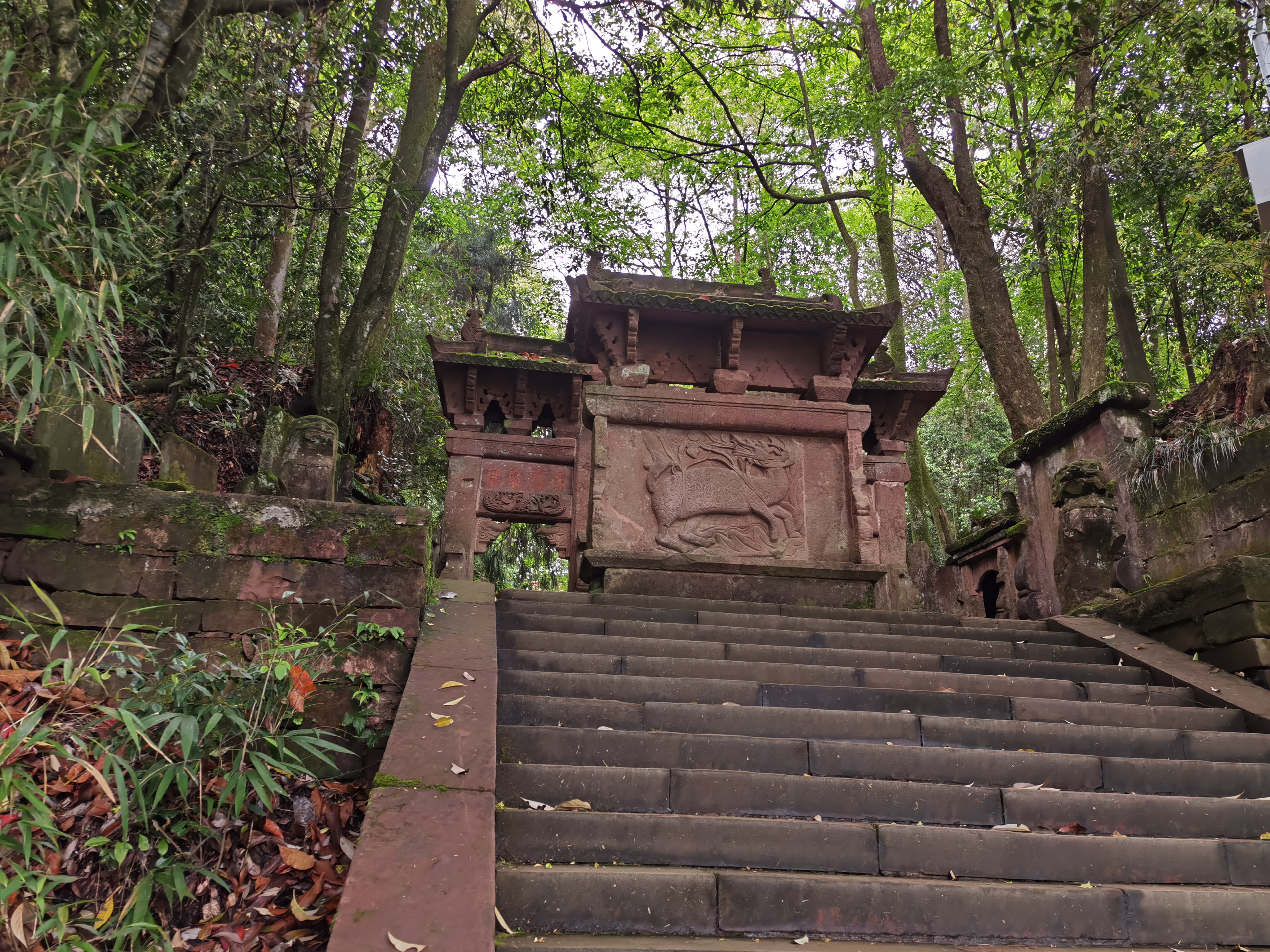 生态山间建筑外观一角素材