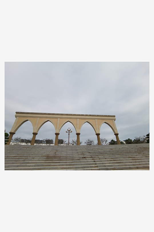 城市中的黄色欧式建筑-众图网