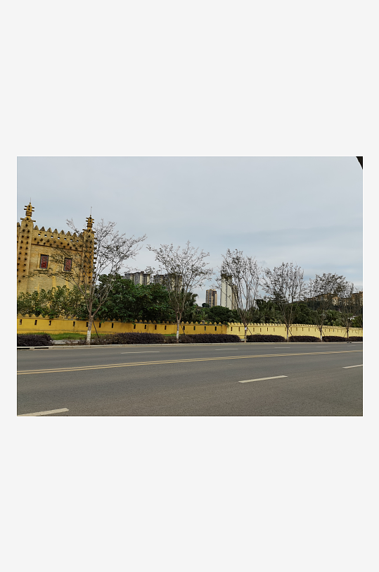 城市中的黄色欧式建筑-众图网