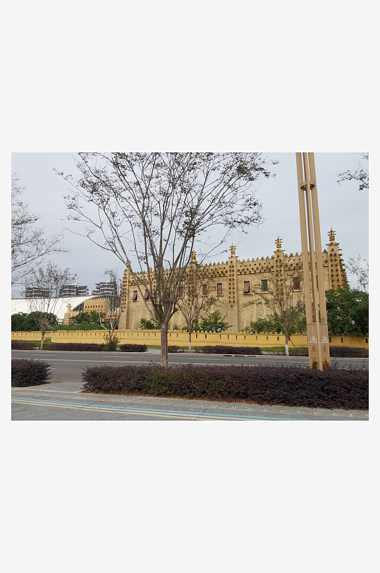 城市中的黄色欧式建筑-众图网