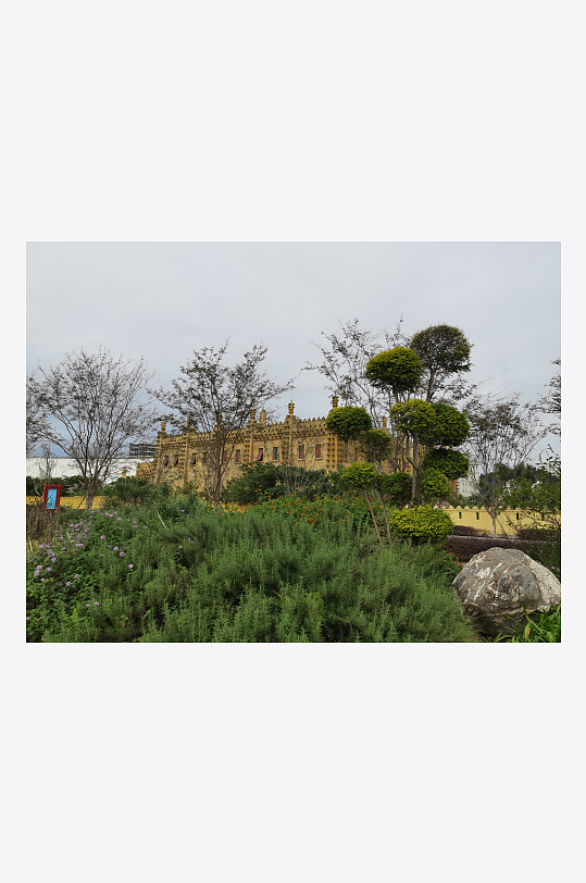 城市中的黄色欧式建筑-众图网