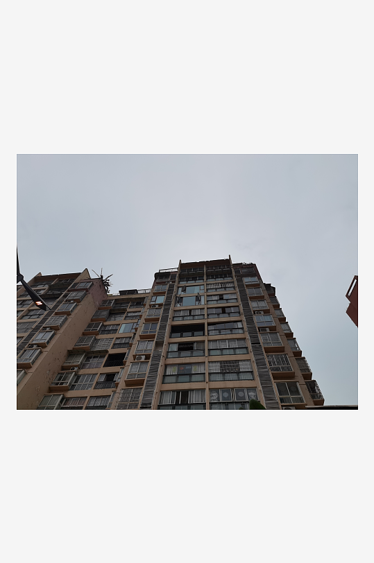 阴暗天空下的城市建筑外观-众图网