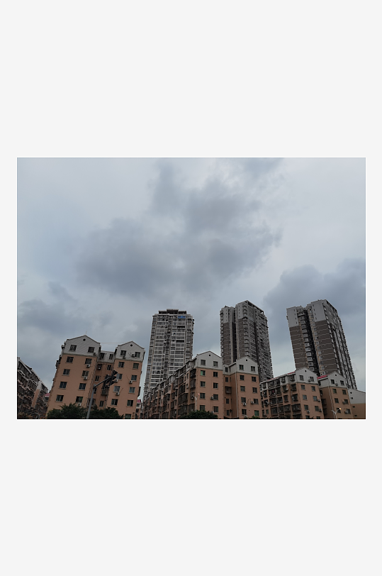 阴暗天空下的城市建筑外观-众图网