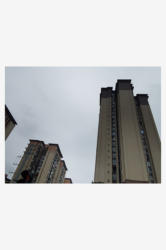 阴暗天空下的城市建筑外观-众图网