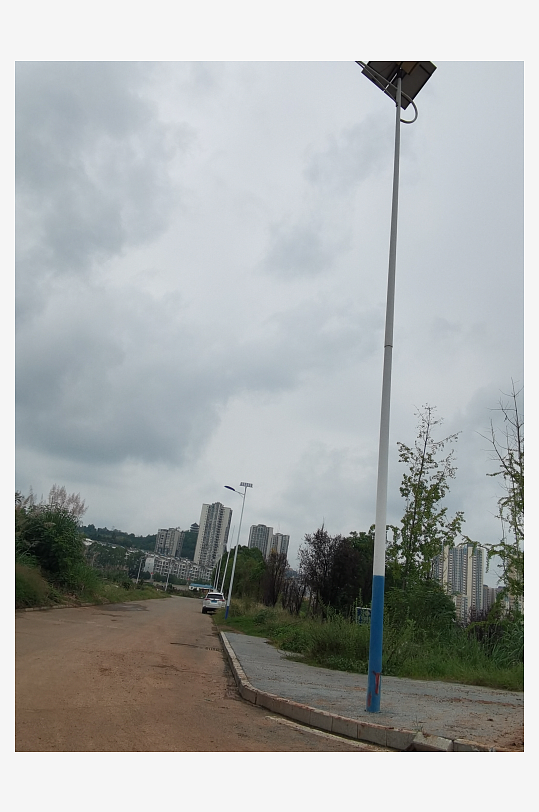 灰色天空下的户外活动场所-众图网