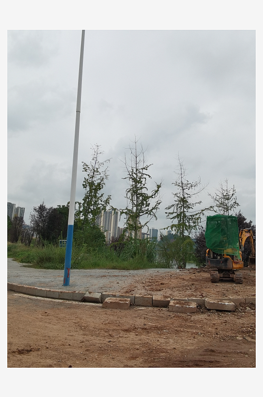 灰色天空下的户外活动场所-众图网