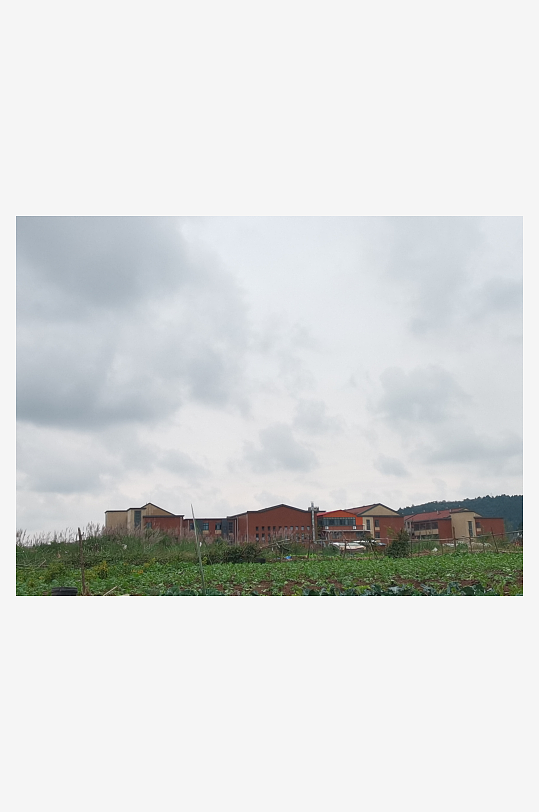 灰色天空下的户外活动场所-众图网