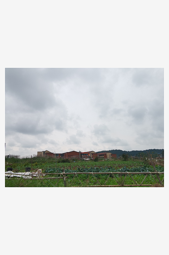 灰色天空下的户外活动场所-众图网