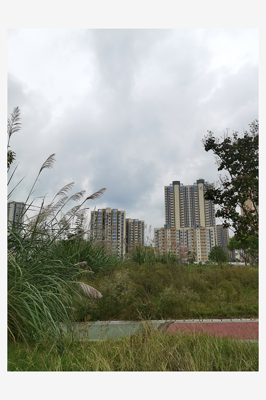 灰暗天空下的城郊风光-众图网