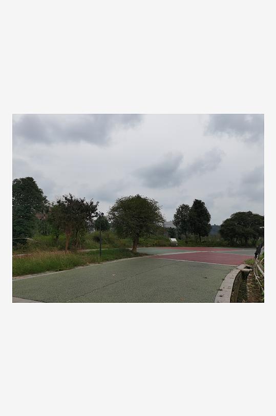 灰暗天空下的城郊风光-众图网