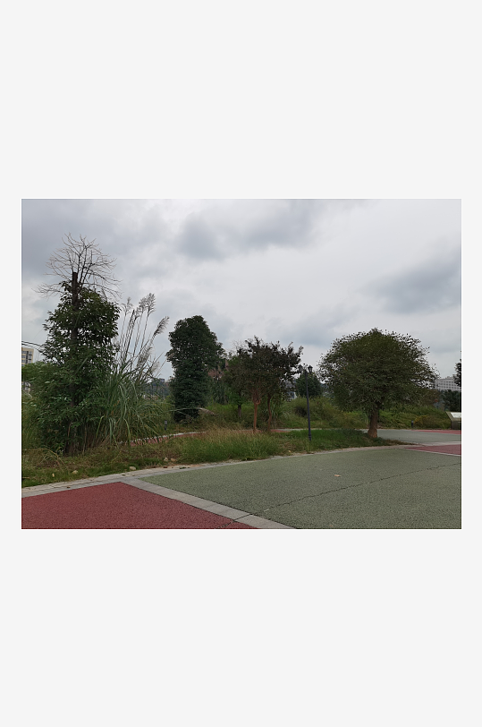 灰暗天空下的城郊风光-众图网