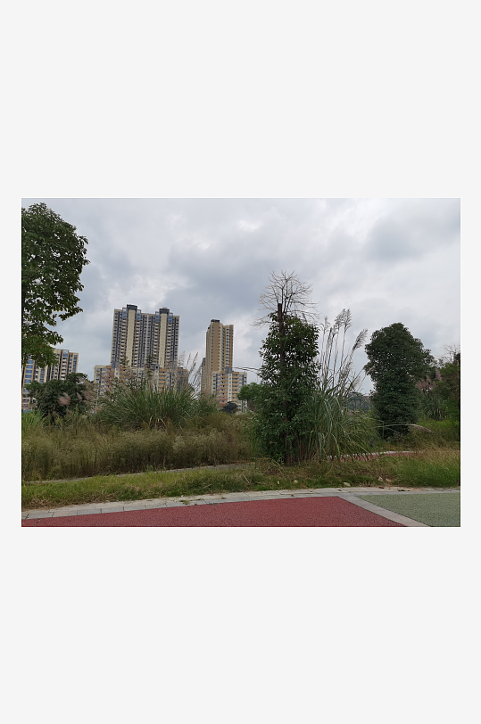 灰暗天空下的城郊风光-众图网