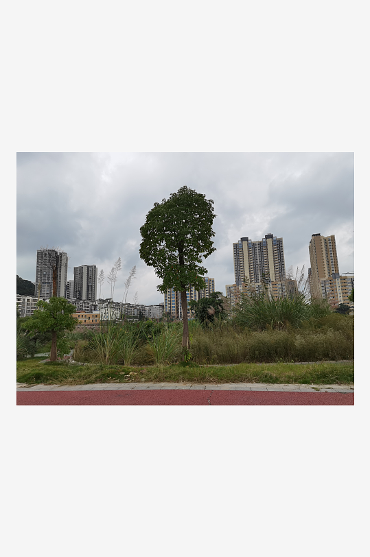 灰暗天空下的城郊风光-众图网