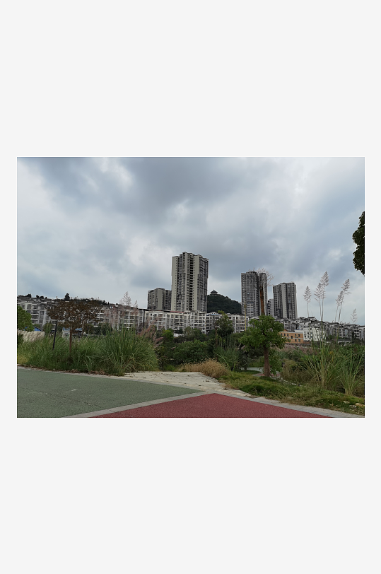 灰暗天空下的城郊风光-众图网