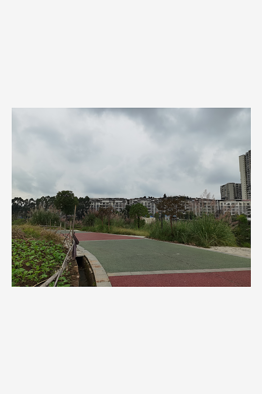 灰暗天空下的城郊风光-众图网