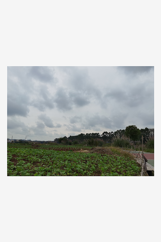 灰暗天空下的城郊风光-众图网