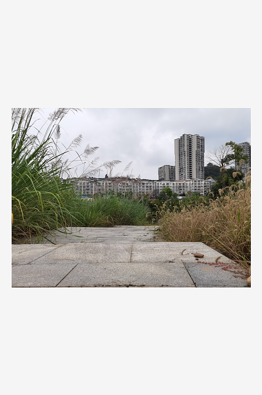 灰暗天空下的城郊风光-众图网