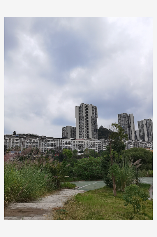 灰暗天空下的城郊风光-众图网