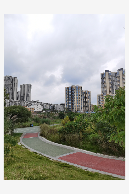 灰暗天空下的城郊风光-众图网