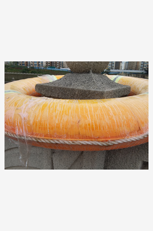 城市河畔护栏上挂着的橙色救生圈-众图网