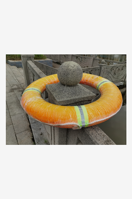 城市河畔护栏上挂着的橙色救生圈-众图网