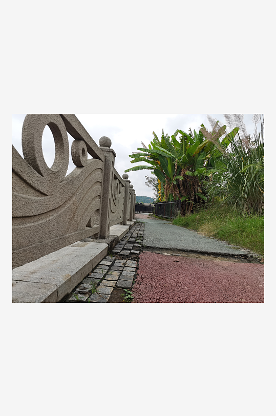 城市河畔休闲栈道风光-众图网