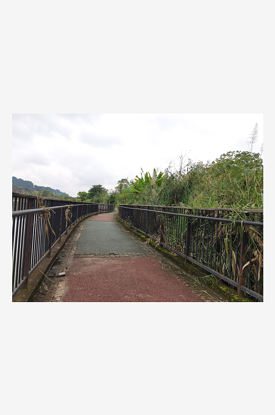 城市河畔休闲栈道风光-众图网