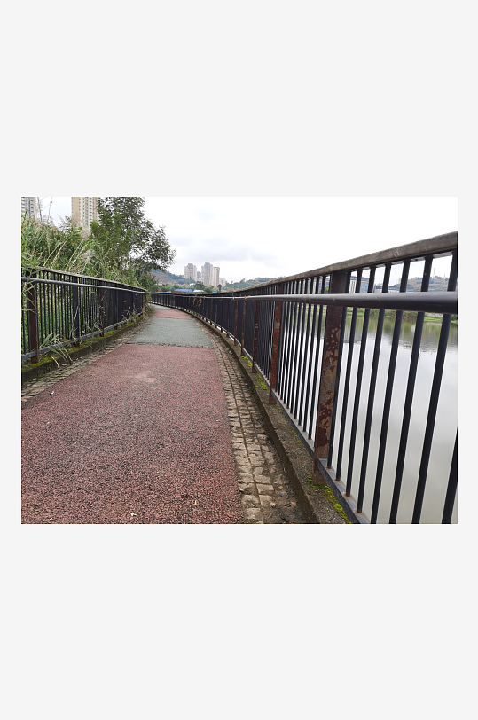 城市河畔休闲栈道风光-众图网