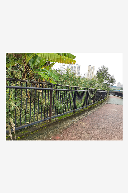 城市河畔休闲栈道风光-众图网