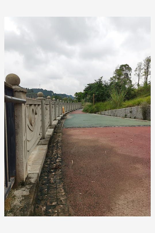 城市河畔休闲栈道风光-众图网