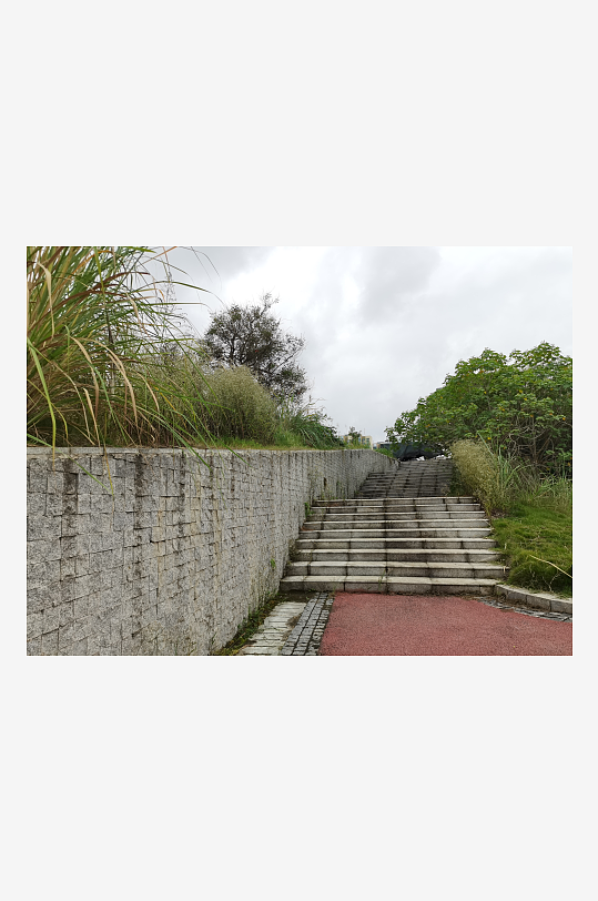 城市河畔休闲栈道风光-众图网