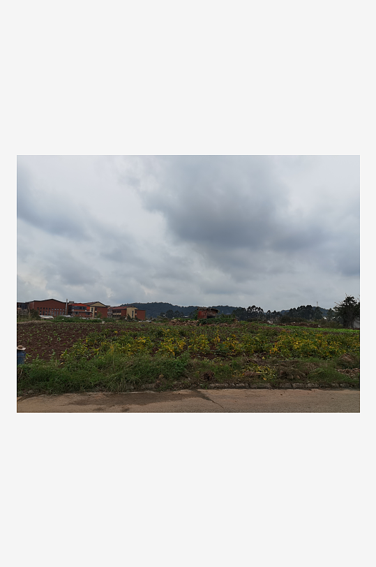 灰暗天空下的城郊风光-众图网