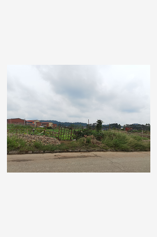 灰暗天空下的城郊风光-众图网