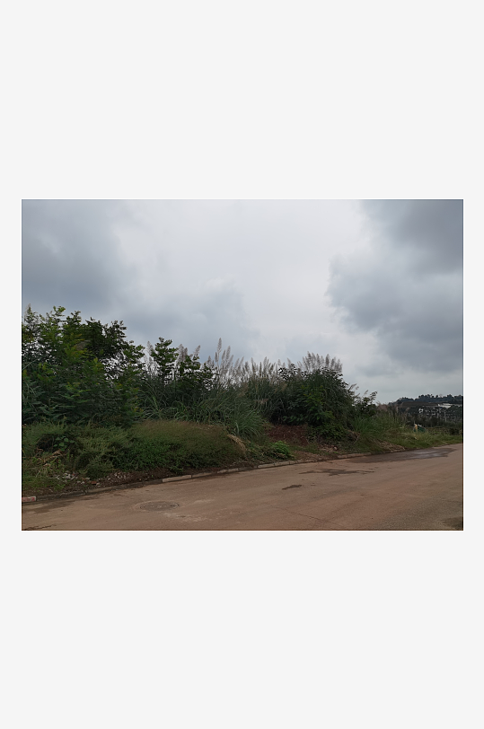 灰暗天空下的城郊风光-众图网