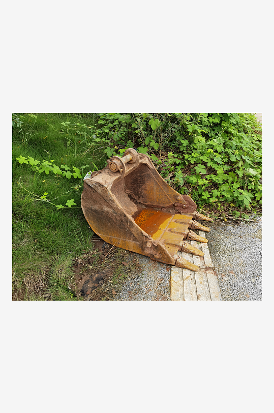 灰暗天空下的城郊风光-众图网