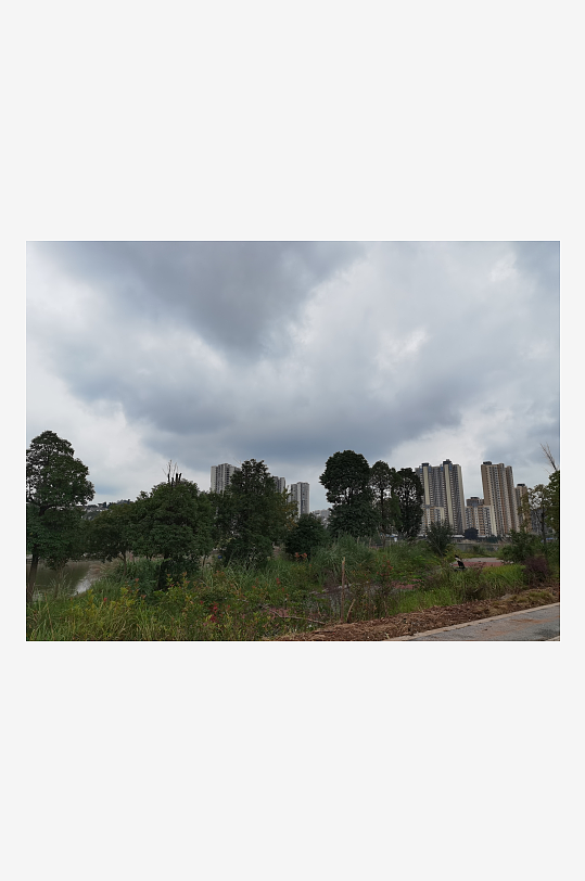 灰暗天空下的城郊风光-众图网