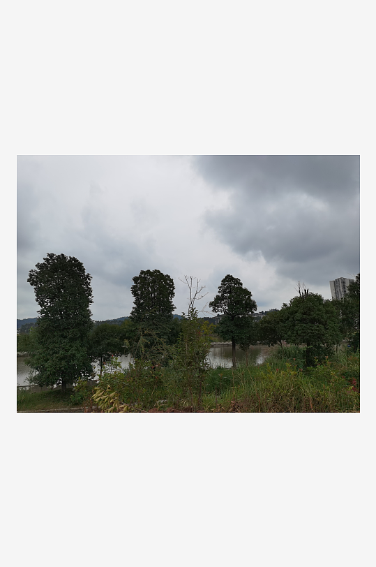 灰暗天空下的休闲公园-众图网