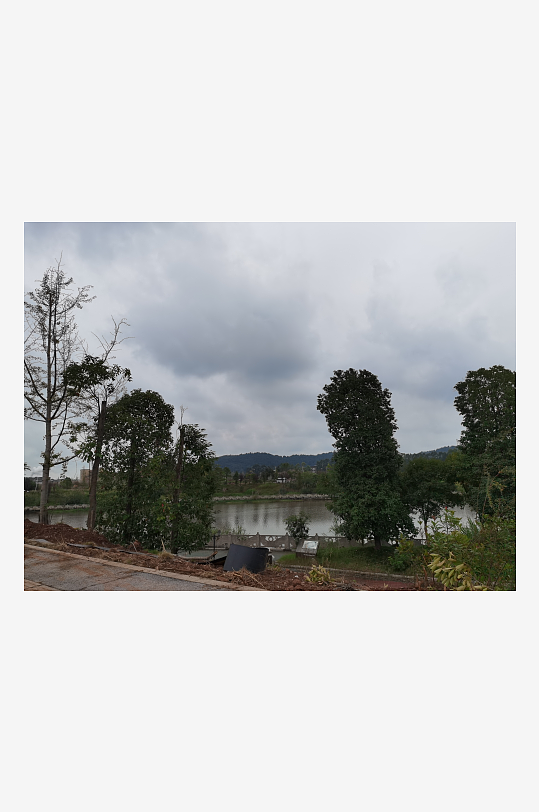 灰暗天空下的休闲公园-众图网