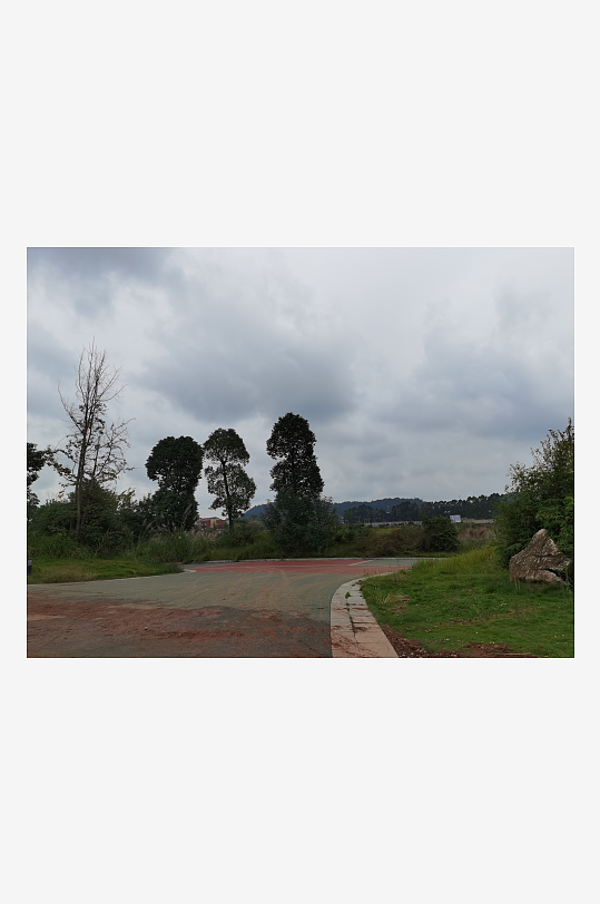 灰暗天空下的休闲公园-众图网