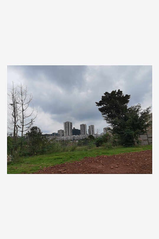 灰暗天空下的休闲公园-众图网