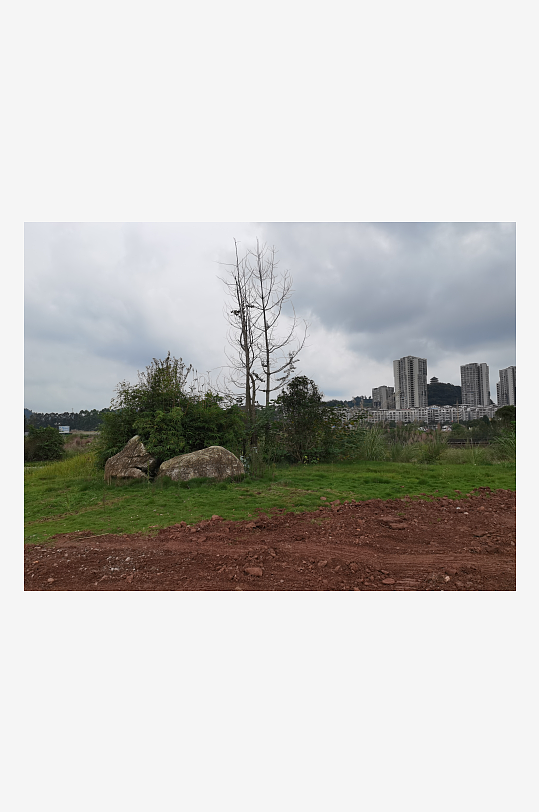 灰暗天空下的休闲公园-众图网