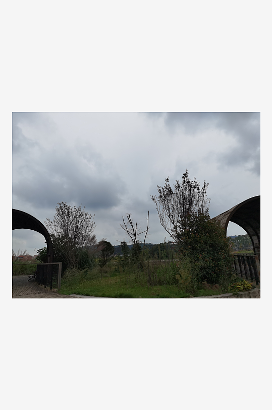 灰暗天空下的休闲公园-众图网