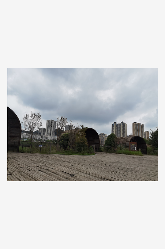 灰暗天空下的休闲公园-众图网